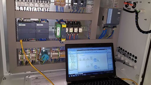 Programación y puesta en marcha de bancos de capacitores automáticos