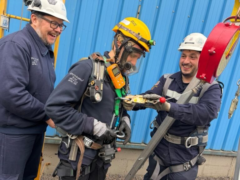 Equipo de EQS en práctica de rescate