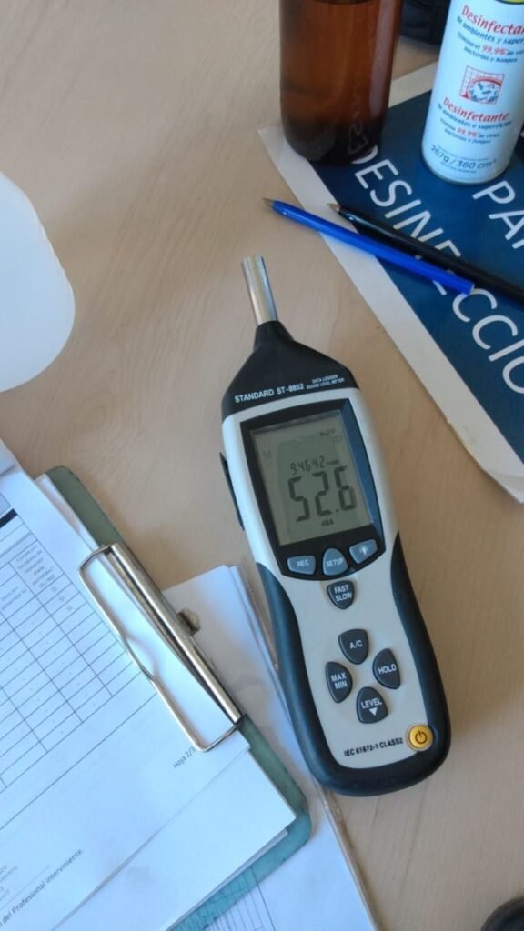 Medición de ruido laboral con decibelímetro